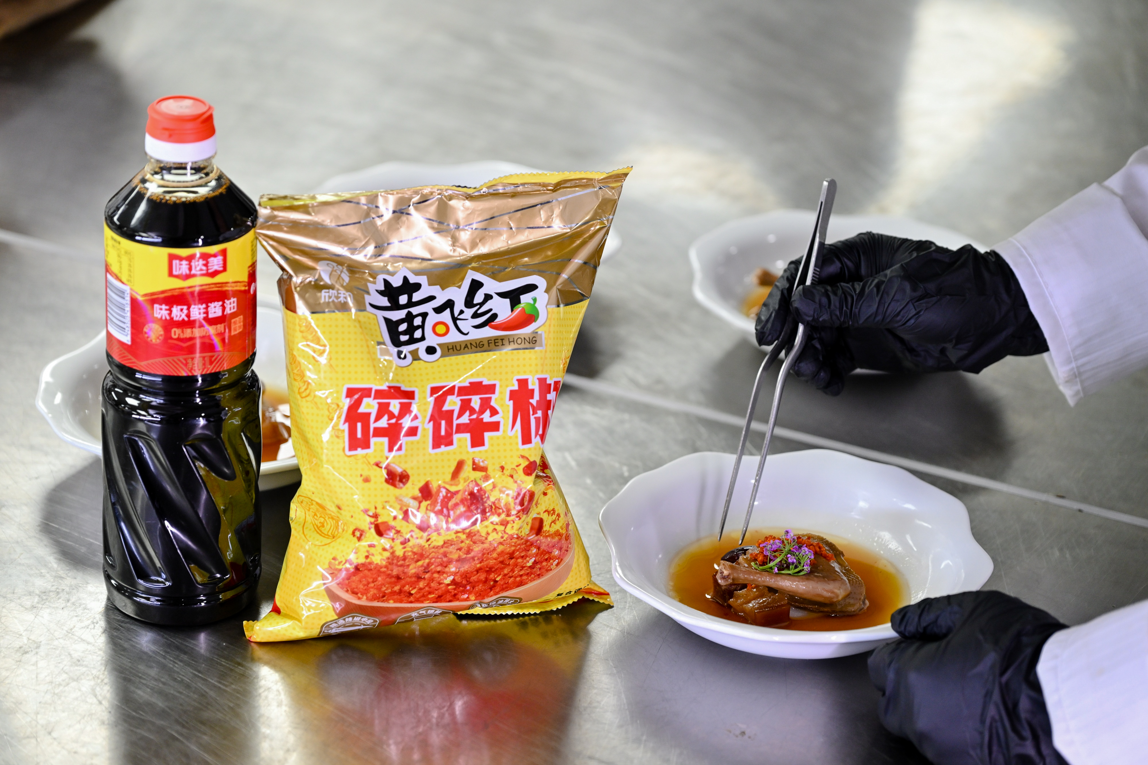 王杰师傅在庆典现场用欣和产品制作：馥珍酒蒸鸽腿_名厨MINGCHU
