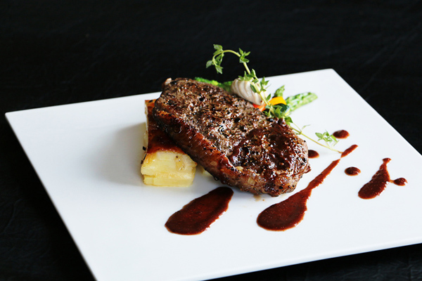 希尔顿逸林-混合胡椒西冷牛排配波特酒汁.jpg