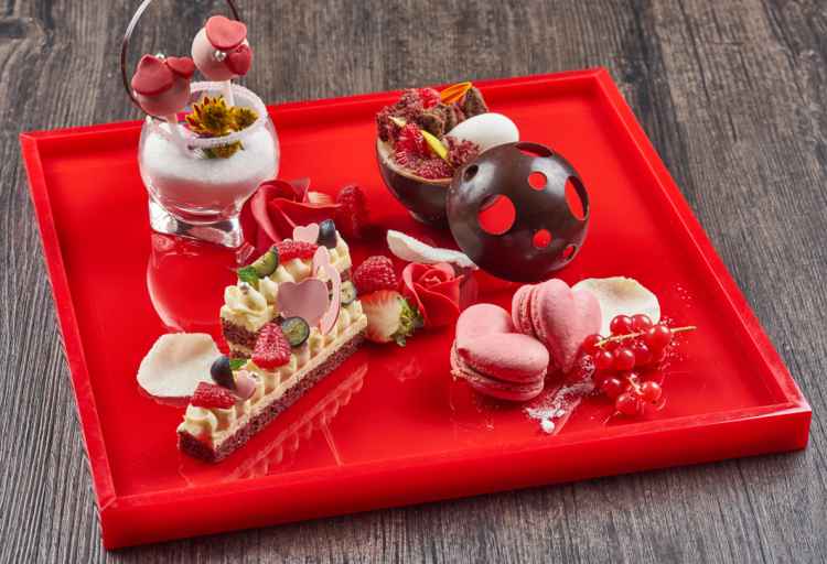 上海外滩华尔道夫酒店-V-day 欧帕斯巧克力芝士配时令浆果酱，草莓马斯卡风奶油，杏仁薄脆.jpg