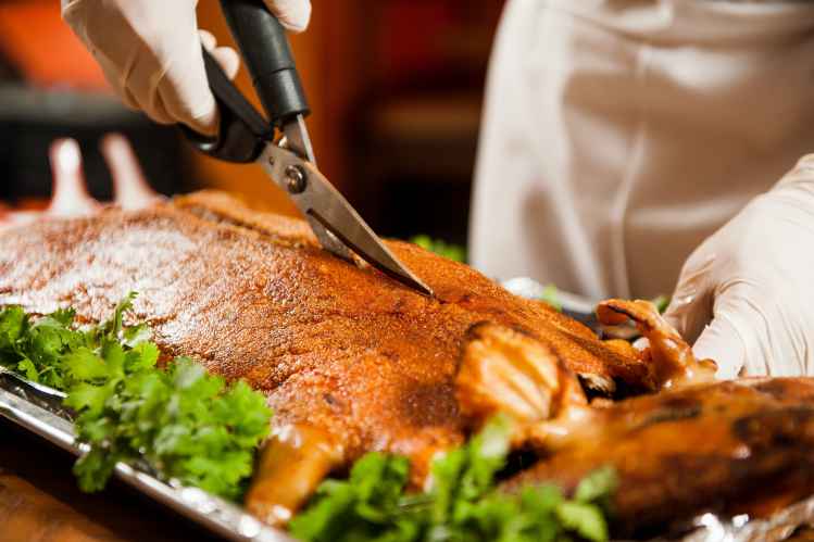 香酥手剪BB猪 Suckling Pig Cantonese Style(2).jpg