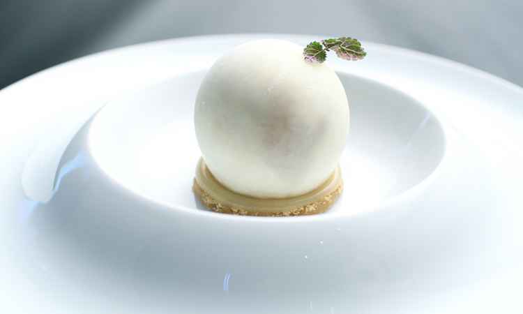 05Curtis Duffy -Grace_甜品“Strawberry”以青柠汁与液态氮而制的圆球，佐以青柠士多啤梨忌廉，荨麻酒香士多啤梨果肉.jpg