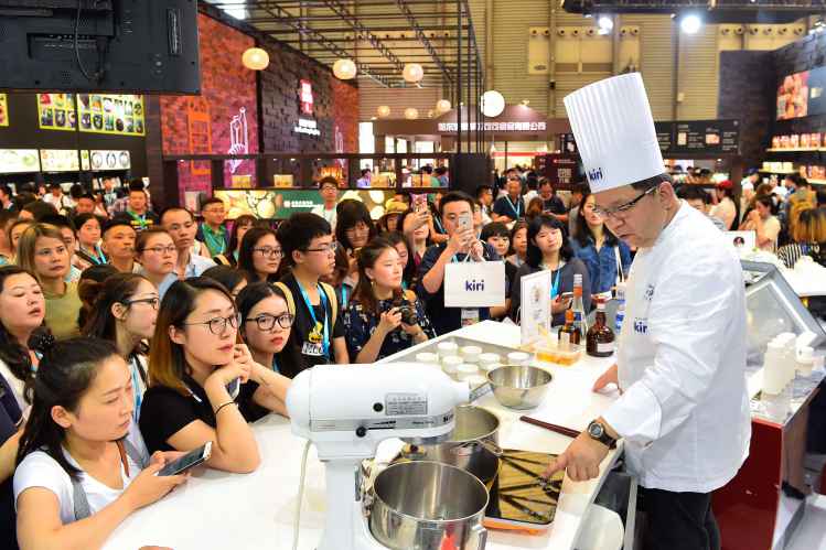 新闻图片 - 日本烘焙大师土屋公二现场示范.jpg