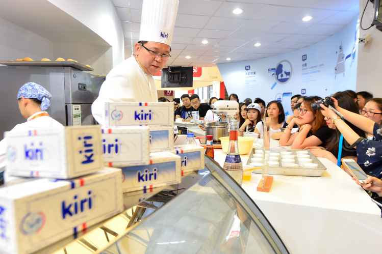 新闻图片 - 日本烘焙大师土屋公二在Kiri展台现场示范.jpg