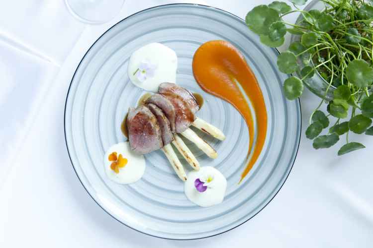 00嫩烤伊比利亚猪肩胛雪花肉配烤白芦笋和蒙查高奶酪酱 (4).jpg