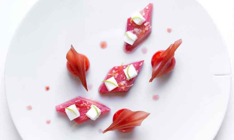 02-烤大黄和脆皮糖和马鞭草Roasted rhubarb with sugar crust and verbena by Yannick Alléno.jpg