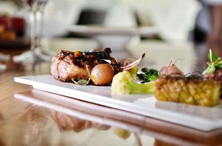 慢烤澳洲羊排配蘑菇肉卷、时令蔬菜及绿胡椒汁Australian lamb chop.jpg