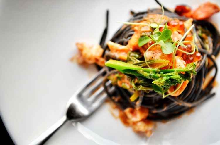 墨鱼面配海鲜汁、大虾、西式西兰花及樱桃番茄Squid ink spaghetti.jpg