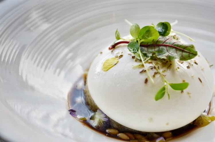 意大利布拉塔芝士配茄子酱及摩德纳陈年香醋汁Burrata on eggplant puree.jpg