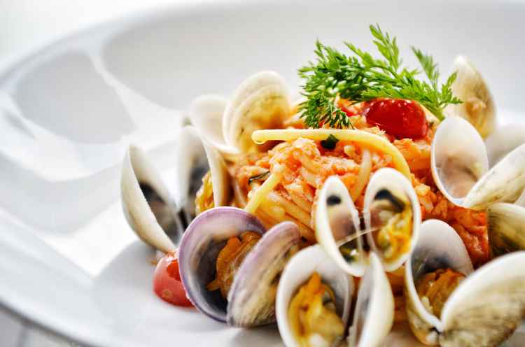 意粉配蛤蜊、蟹肉及樱桃番茄Spaghetti tossed with clam, crab meat and cherry tomato.jpg