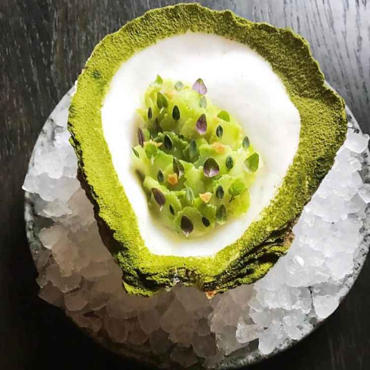 9-Steamed wild oyster -Noma_Article-Steamed wild oyster w crunchy broccoli stems煮野生牡蛎和西兰花茎.jpg
