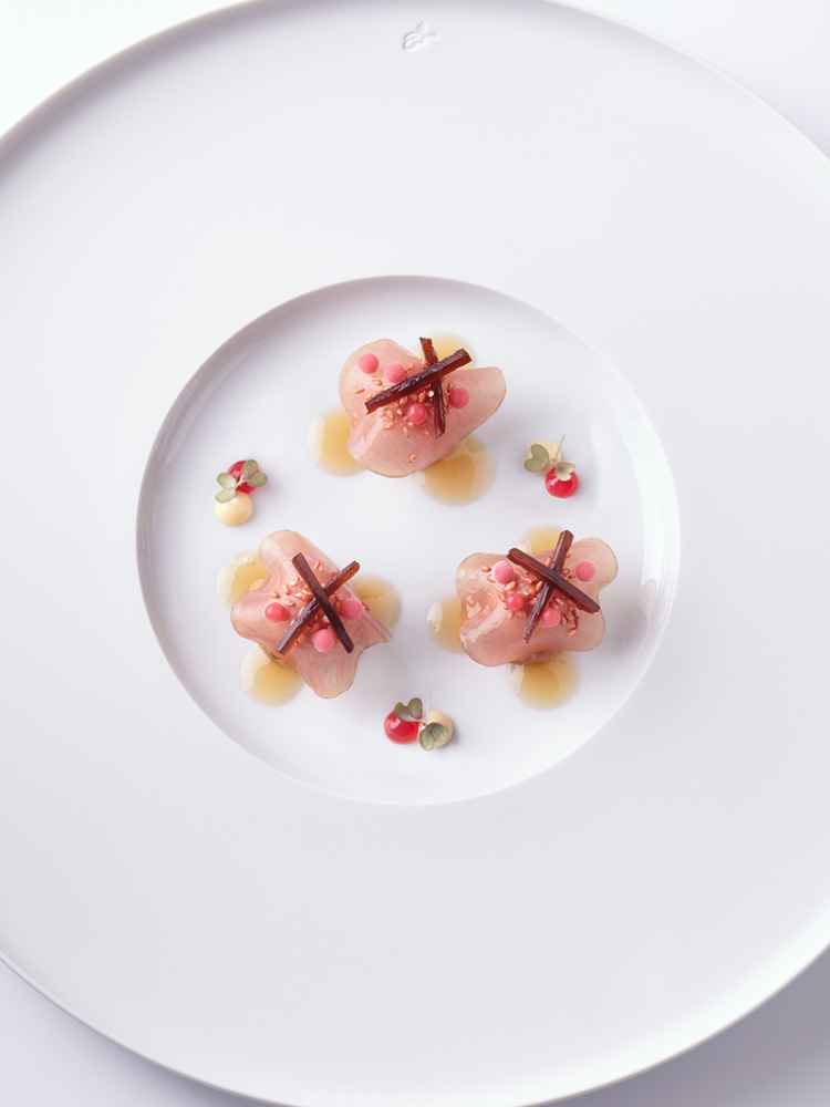 德国沃尔夫斯堡Aqua的厨师Sven Elverfeld的金枪鱼和鹅肝，裙带菜，橙子和冰李子.jpg