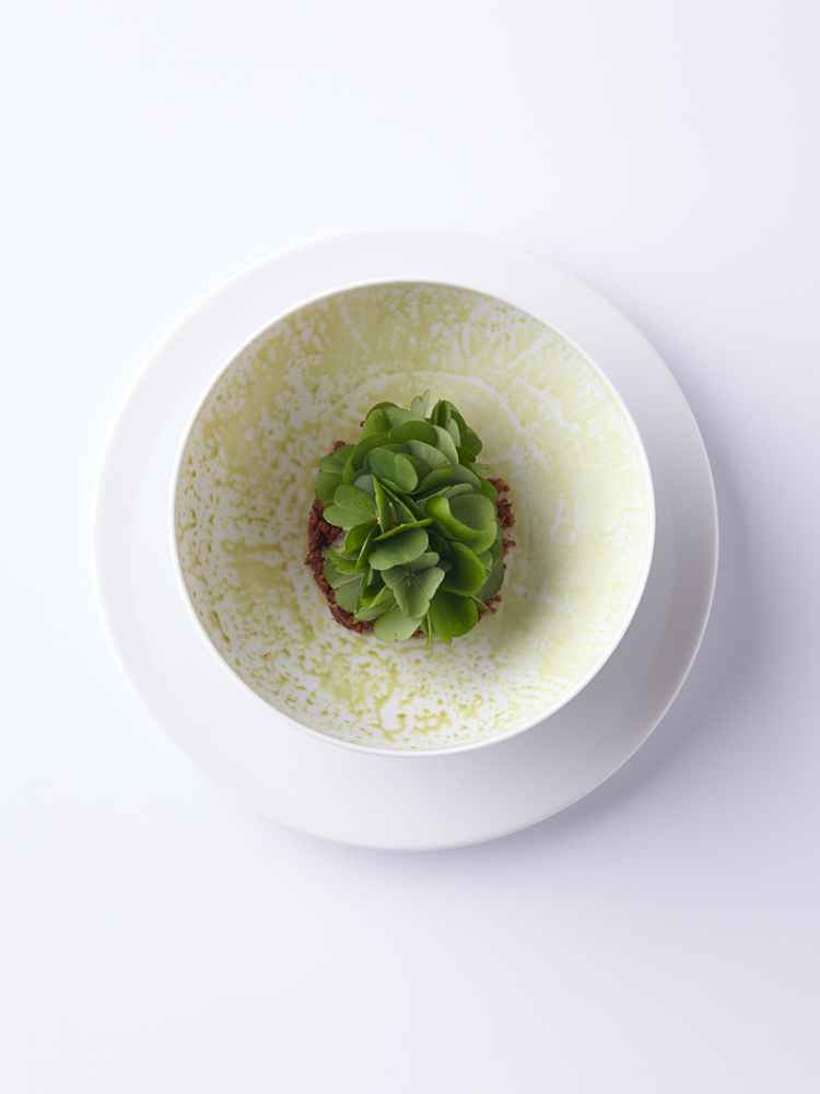 德国沃尔夫斯堡Aqua的Sven Elverfeld厨师将南瓜，培根，黑面包，香草冰淇淋和酸栗调味。.jpg