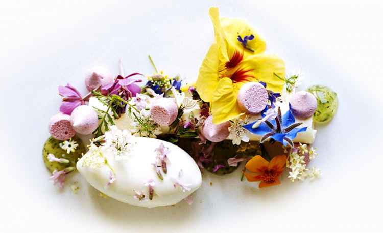 original_001-noma-flowers-dessert-finedininglovers.jpg