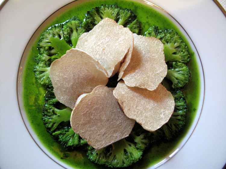 lambroisie-corolle-de-noix-de-saint-jacques-et-brocoli-a-la-truffe-blanche-d_alba-3的副本.jpg