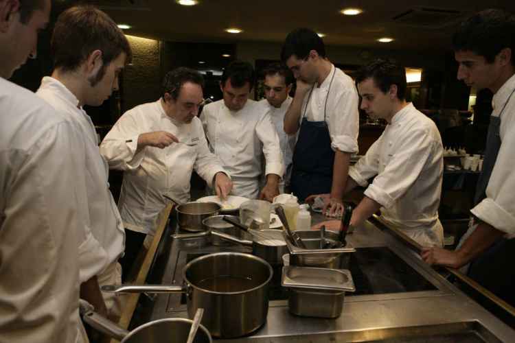 12.-ferran-adri-with-the-elbulli-team-fot-grafo-maribel-ru-z-de-erenchun_custom-83189c06c97debab5732bc0f2cfe38d0d354be47-s1500-c85.jpg