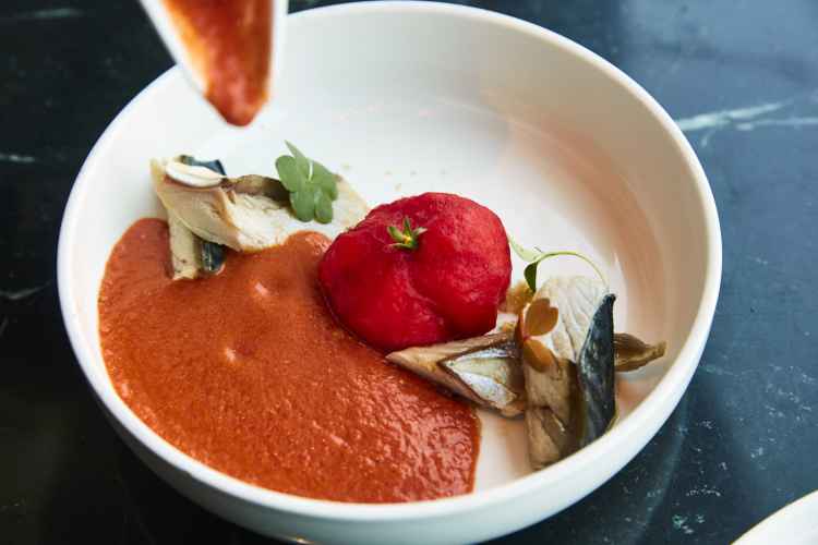 00正餐菜单_冻糕番茄配“Salmorejo”番茄冷汤，面包屑 及烟熏鲭鱼.jpg