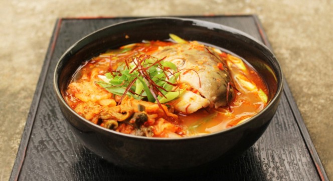 recipe-korean-maeuntang-spicy-salmon-fish-head-soup-kimchi-vegetables-chili-strand-shilgochu-soup.jpg