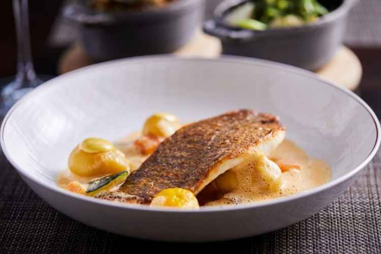 Pan-fried-snapper-bamboo-clams-new-potatoes-bouillabaisse-香煎红鲷鱼配竹蛏、土豆、海鲜浓汤和蒜泥蛋黄酱-3-768x512.jpg