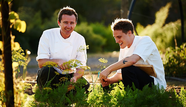 05-Brae-Dan-Hunter-&-Damien-Neylon-in-the-garden,-Photo-Colin-Page.jpg