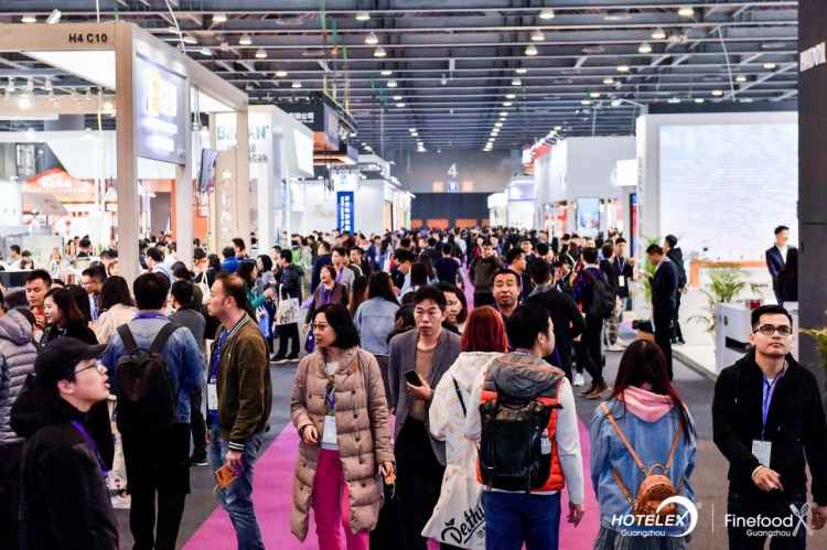 人潮涌动的展会现场.jpeg