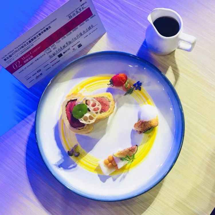 起酥牛肉卷配黑椒汁佐柠檬泡沫鳗鱼.jpeg