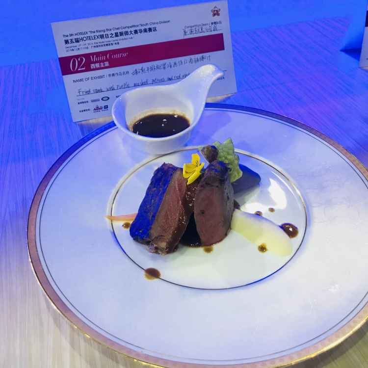 嫩煎牛排配紫土豆泥佐红酒辣椒汁.jpeg