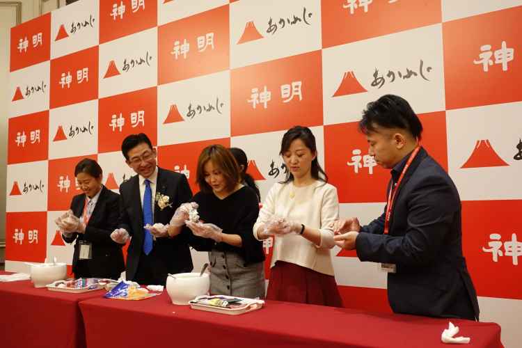 现场来宾参与制作创意饭团.JPG