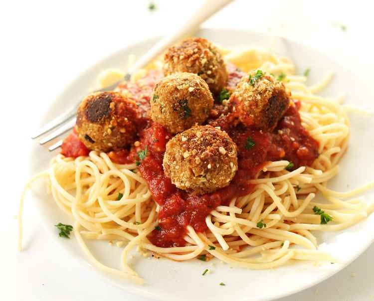 SIMPLE-10-ingredient-vegetarian-meatballs.-Tempeh-base-with-flavor-from-herbs-vegan-parm-and-bread-crumbs.-SO-quick-and-easy-and-perfect-on-pasta-vegan 拷貝.jpg