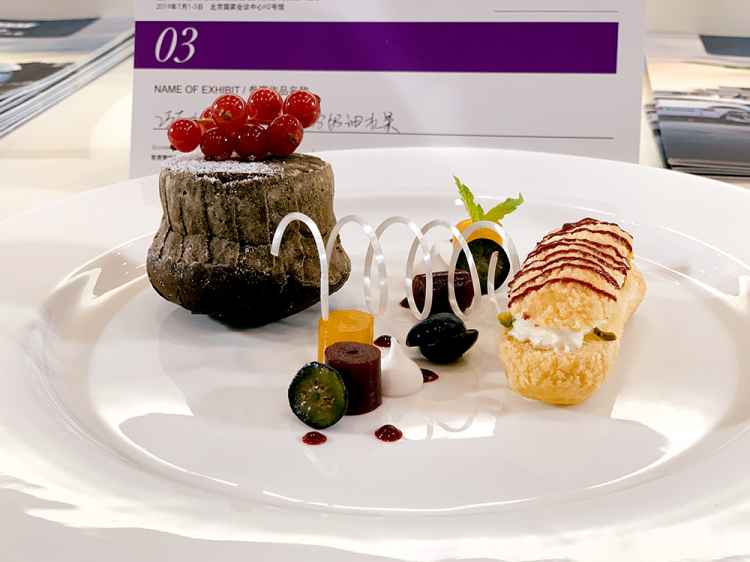 0吉林工商技师学院-西餐甜品：巧克力熔岩蛋糕配酥皮奶油水果.jpg