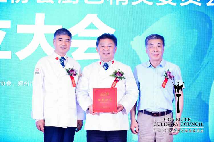 烹饪大师卢永良当选为委员会荣誉主席.jpeg