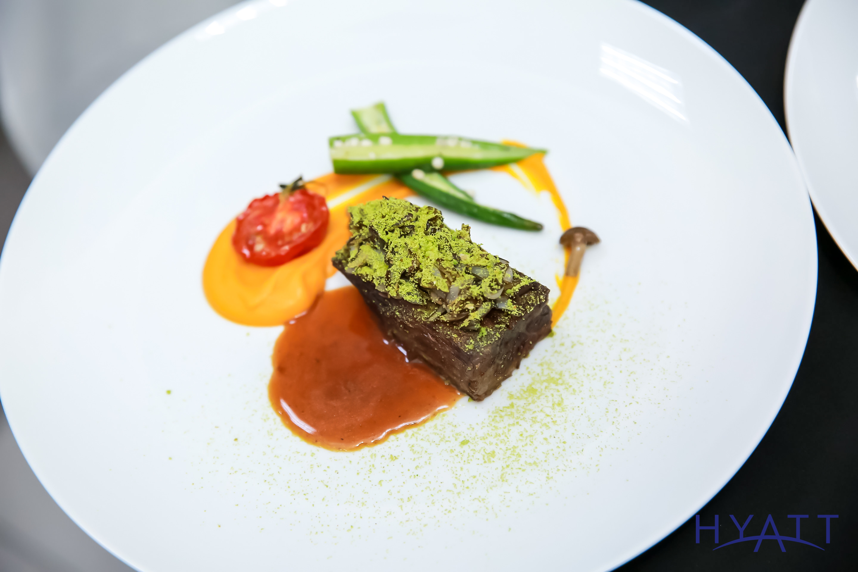 主菜：干葱红酒烩牛肉，配野米时蔬，牛原汁.jpeg