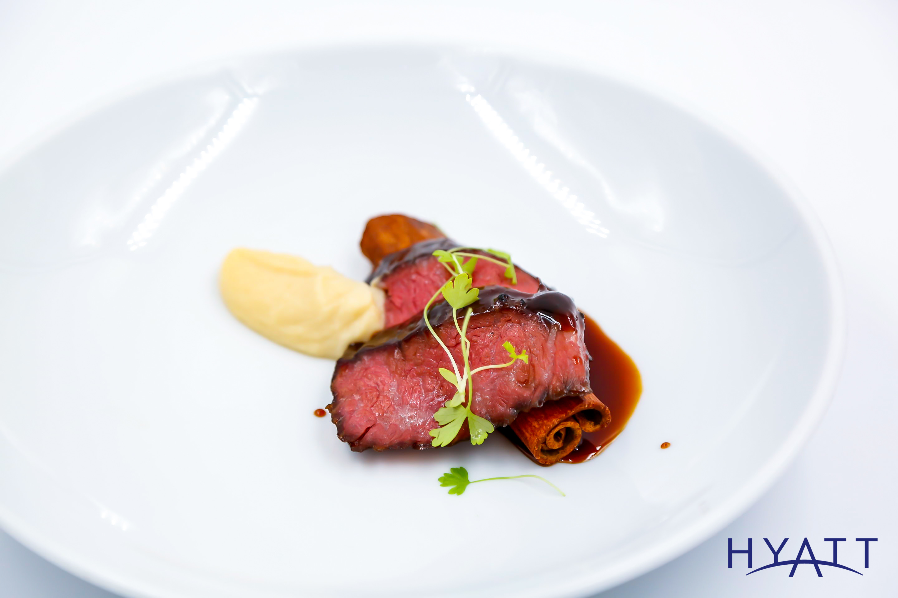 刘振兴热菜：灼热牛肉，虾松，辣味西芹根泥，香醋汁.jpeg
