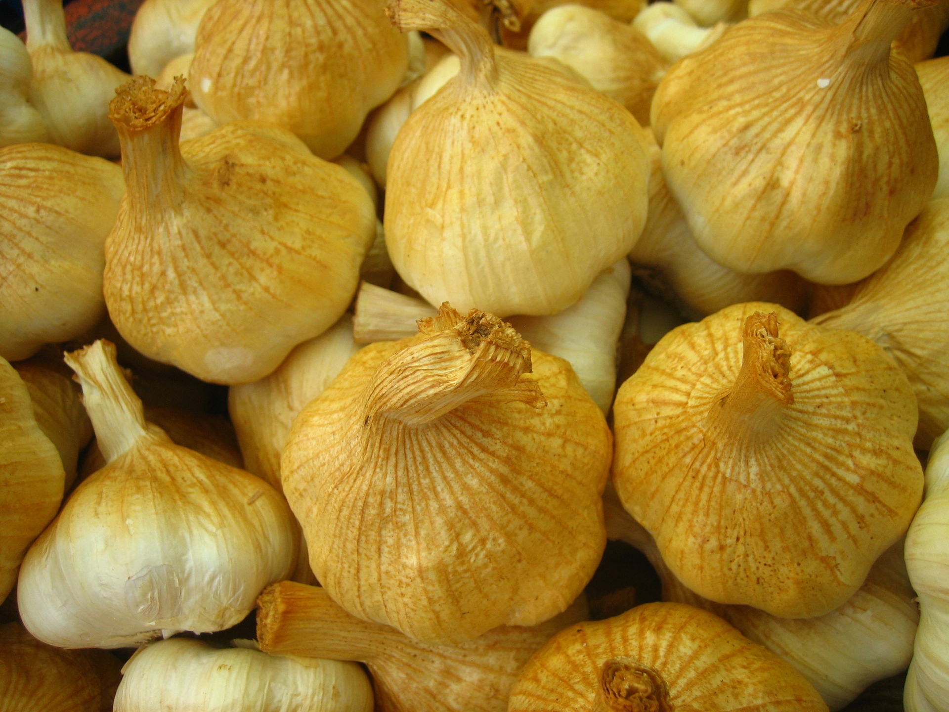 1920px-Smoked_garlic_(1350127407).jpg