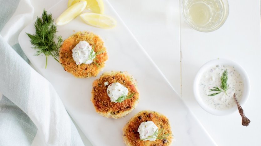 smoked_salmon_cakes_with_dill_tartar_sauce.jpg
