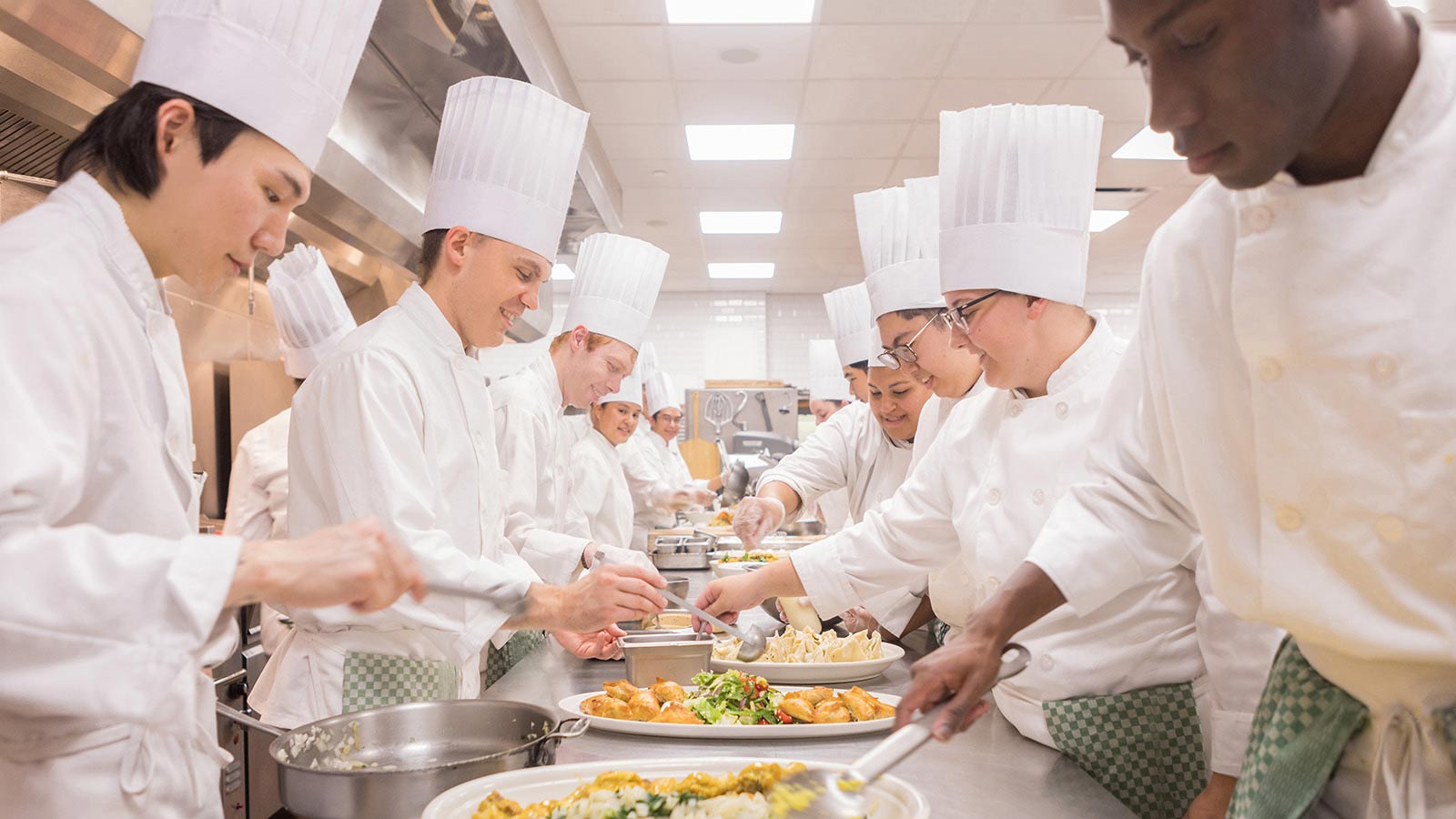 real-world-live-action-experiences-students-restaurant-kitchen.jpg