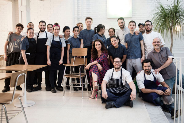 Narda Comedor 的厨房团队中也有不少女性的身影.jpg