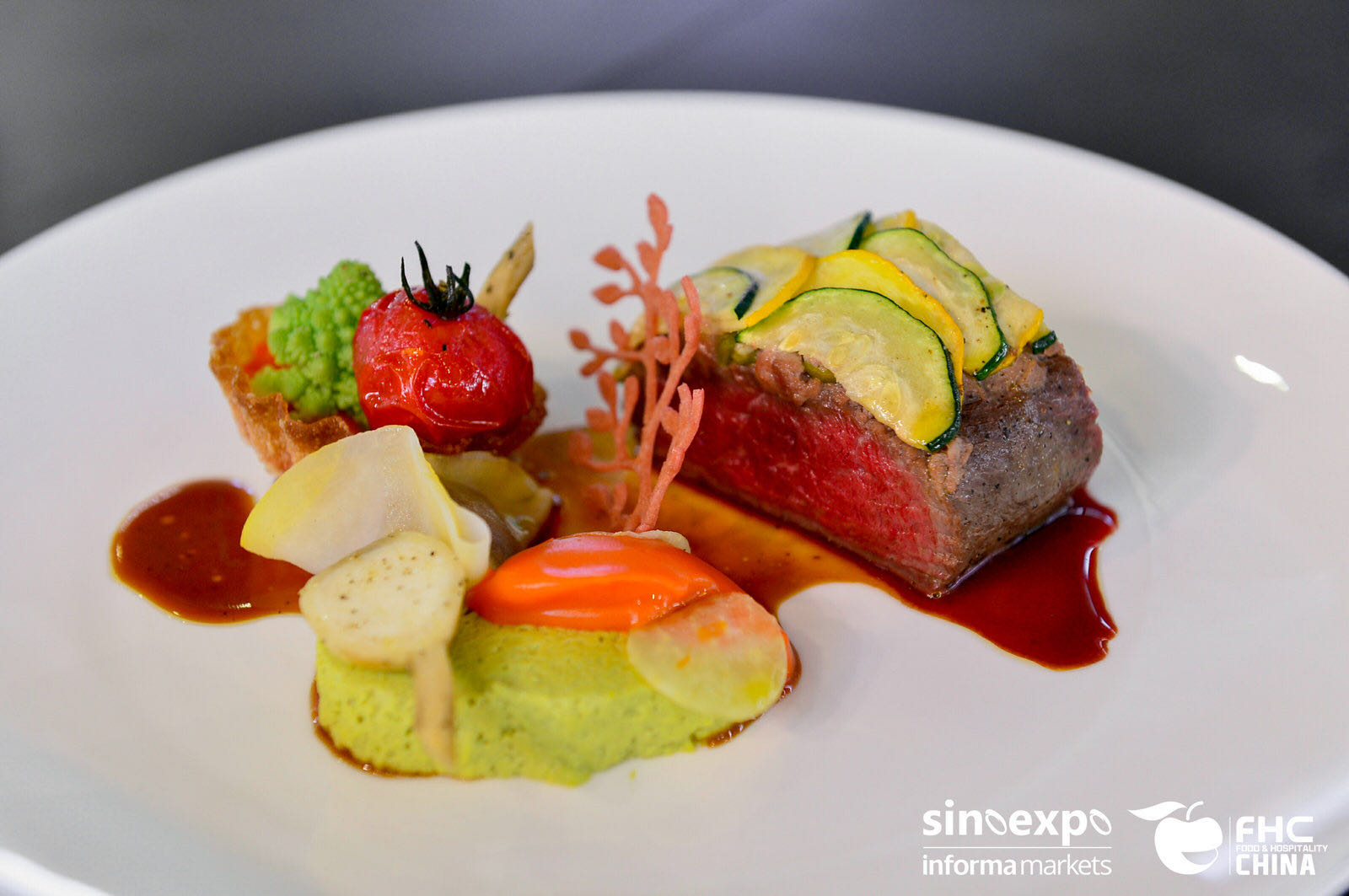 低温牛柳卷配土豆青豆奶蛋糕、胡萝卜泥、黄油球、蔬菜、牛肉汁.jpeg
