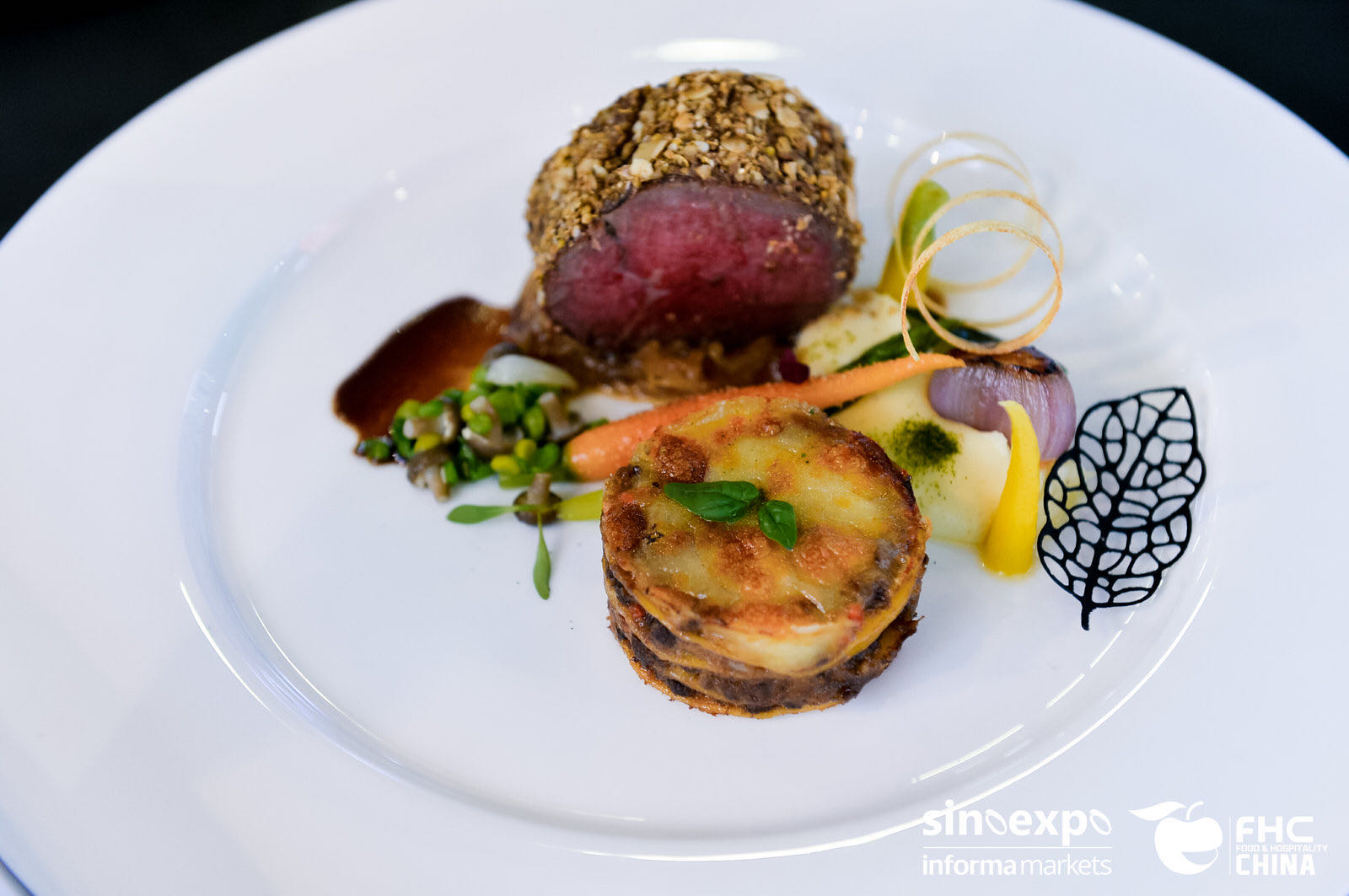 004慢烤中式酱油腌牛里脊涂香料坚果碎，香料千层面，洋葱酱，土豆泥，黄油蔬菜，羽衣甘蓝粉，波尔多红酒汁.jpeg