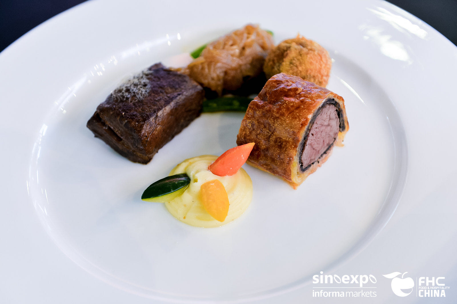 005腌牛里脊，迷你惠灵顿，土豆泥，洋葱酱，炸牛肉丸子，黄油蔬菜，波尔多红酒汁.jpeg