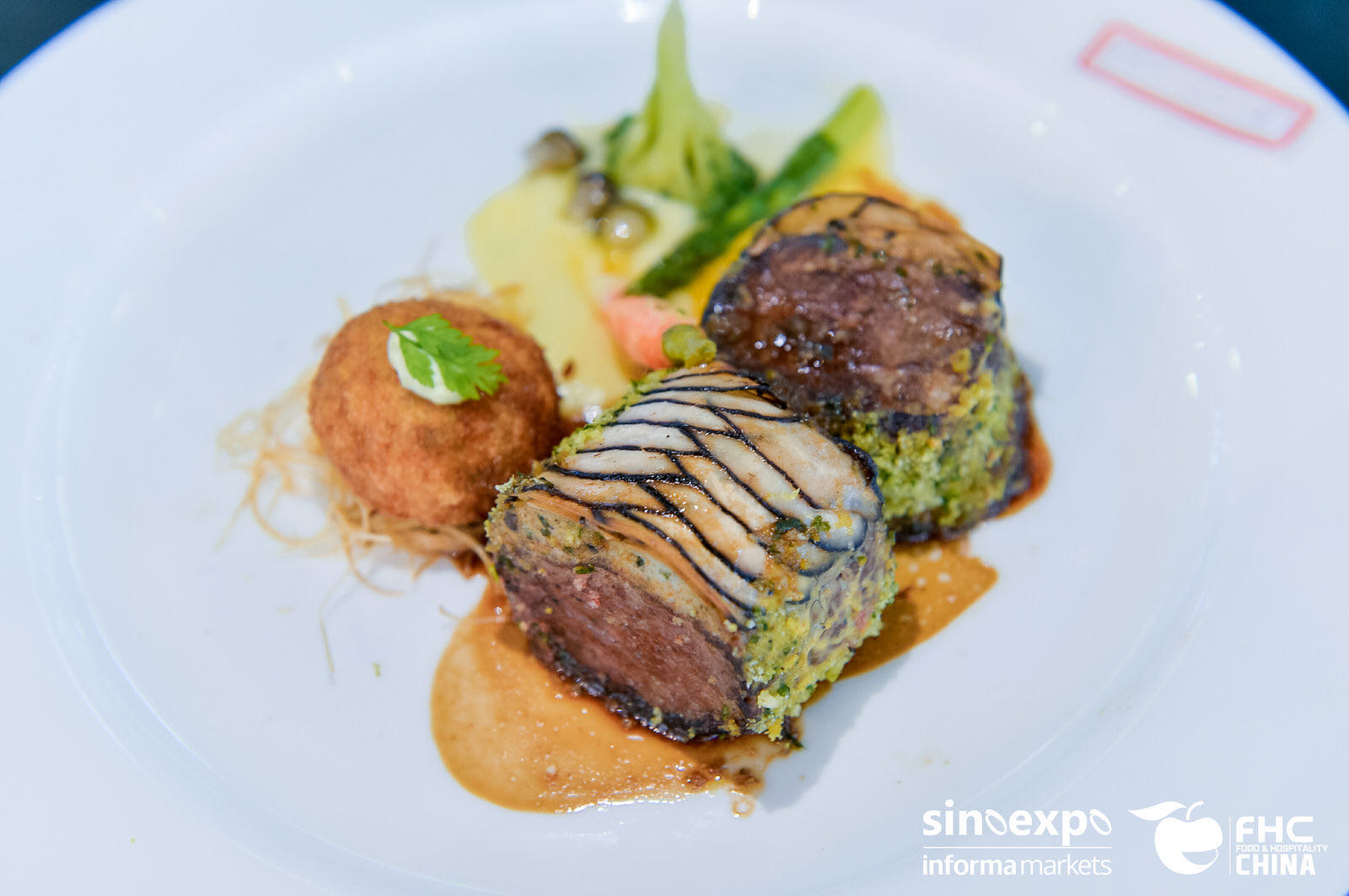 090香菇牛肉卷，炸牛肉丸配土豆泥，黄油蔬菜，波尔多红酒汁.jpeg