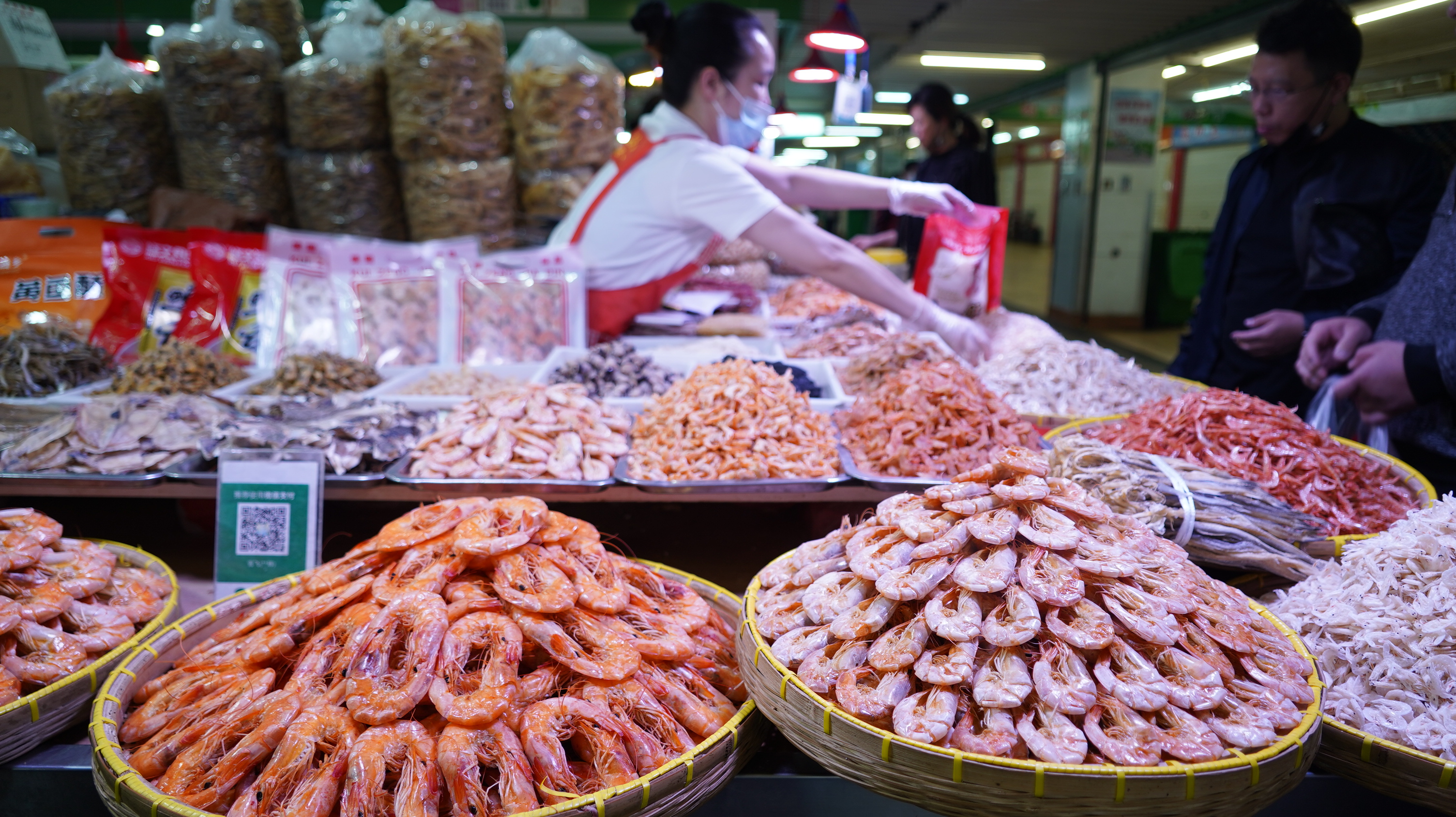 市集中丰富的海鲜干货食材.JPG